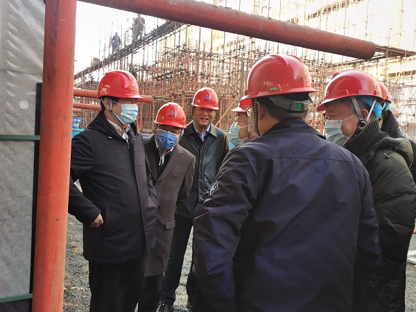 2、集团公司领导与华能集团领导交流清水混凝土框架工艺.jpg 2、集团公司领导与华能集团领导交流清水混凝土框架工艺.jpg