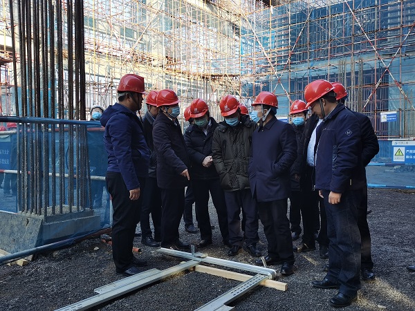 3、集团公司领导与华能集团领导交流方型扣加固体系工艺.jpg 3、集团公司领导与华能集团领导交流方型扣加固体系工艺.jpg
