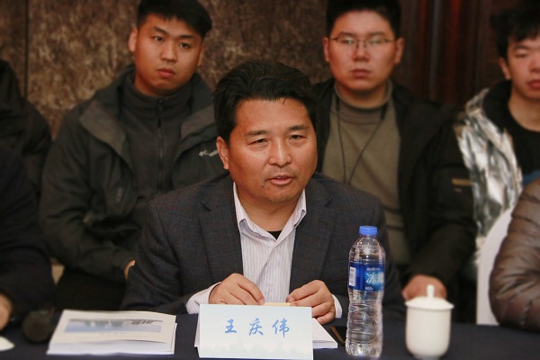 集团公司副董事长王庆伟发表讲话.jpg 集团公司副董事长王庆伟发表讲话.jpg