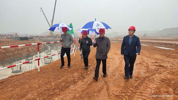 集团公司董事、副总经理崔向军视察施工现场.jpg 集团公司董事、副总经理崔向军视察施工现场.jpg