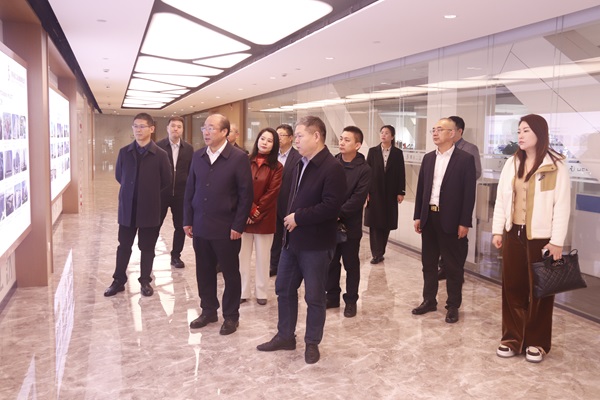集团公司董事长祝建明陪同孙秘书长一行参观乐鱼官网网页版长廊.jpg