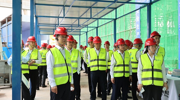 参观先进工器具展示区.jpg