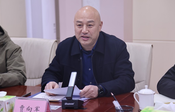 图片二：贾书记在会上作交流发言.jpg